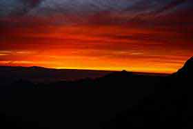 【穂高岳登山】西は日が落ちて赤く染まる