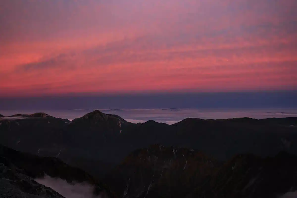 穂高岳登山 穂高岳-東の空は夕陽を浴びてピンク
