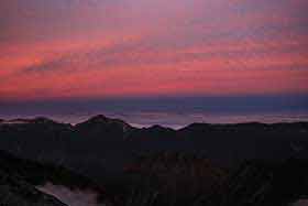 【穂高岳登山】東の空は夕陽を浴びてピンク