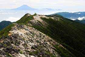 鳳凰山登山 薬師岳と富士山