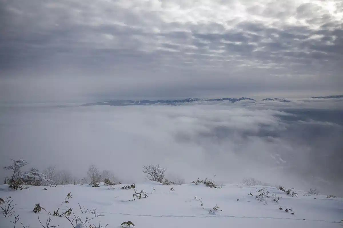飯縄山登山 飯縄山-北の方は雲がすごい