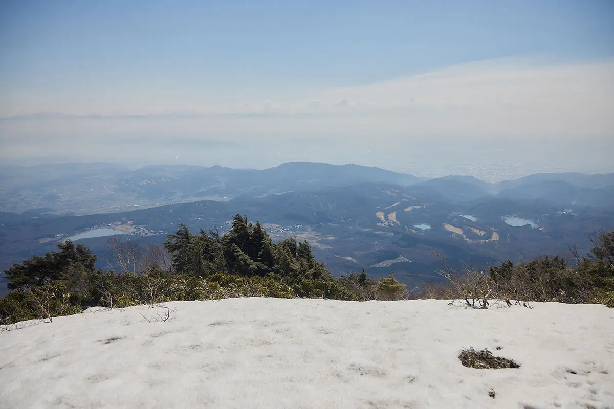 飯縄山登山 飯縄山-ずっと振り返ってきた景色を山頂から見下ろす