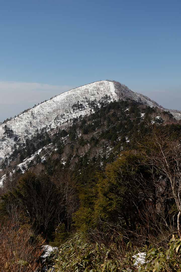 飯縄山縦走 （4月）｜残雪の霊仙寺山から稜線を歩く縦走路-登山百景