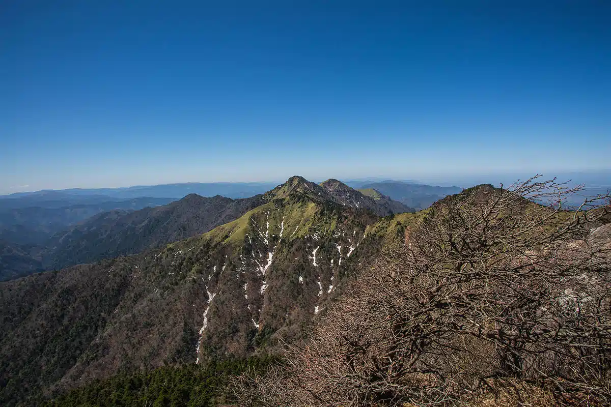 石鎚山登山 石鎚山-稜線に出た西側の景色