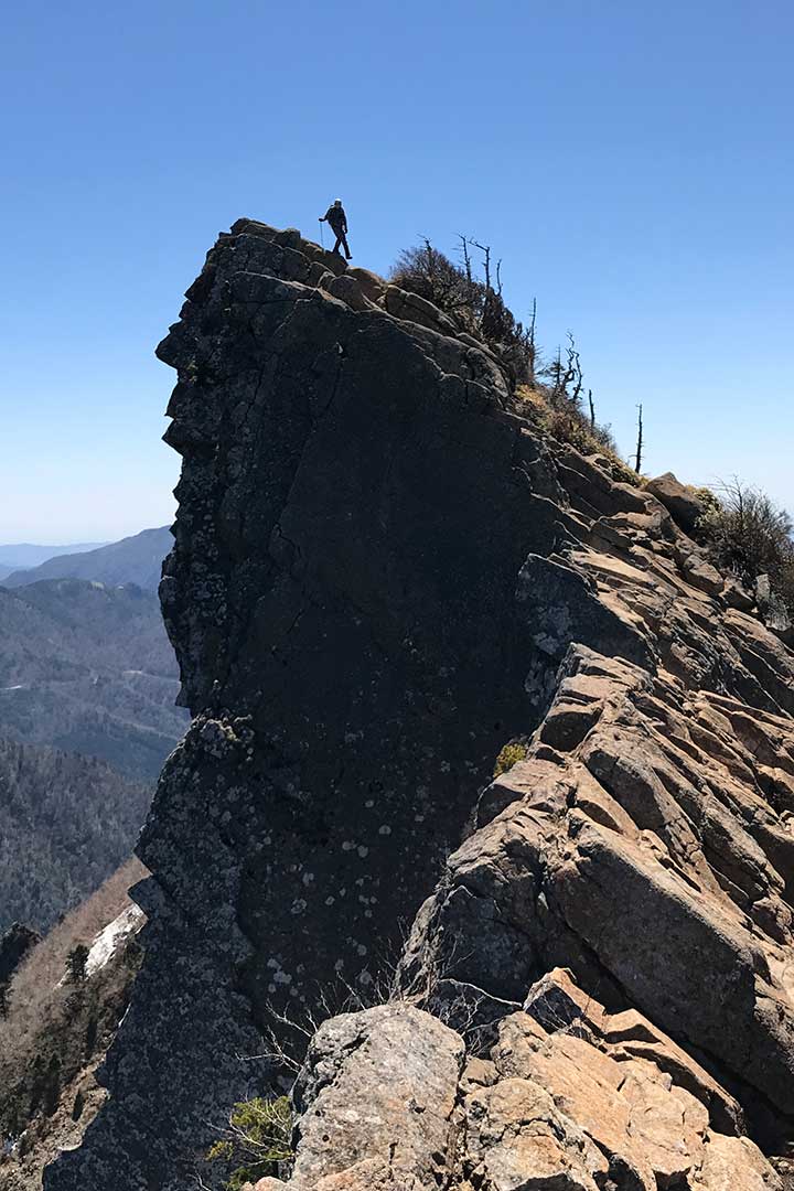 石鎚山 登山（石鎚登山ロープウエイ） （4月）｜ロープウェイから登る残雪ルート
