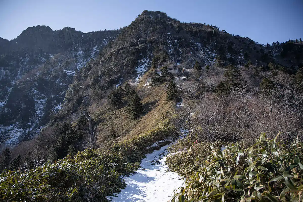 石鎚山登山 石鎚山-登山道にはうっすらとした雪