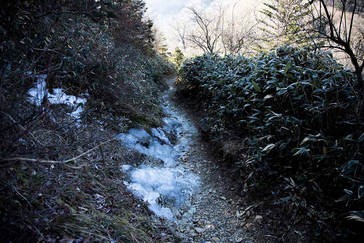 石鎚山登山 わりと大きめの氷が登山道上に