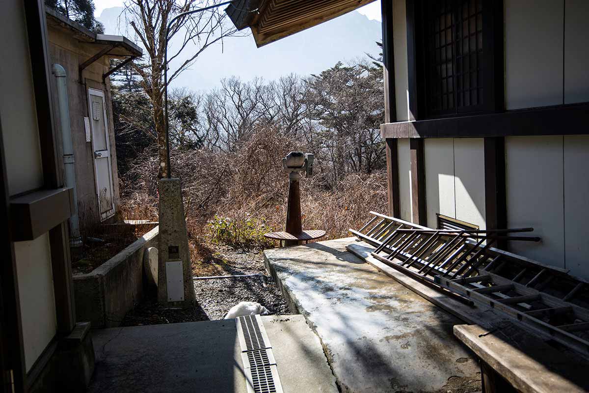 石鎚山登山 あれ。遥拝殿の脇になんか眺めるヤツがある。