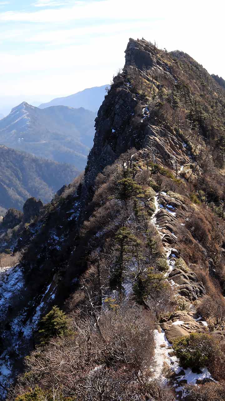 石鎚山 冬の登山 石鎚登山ロープウエイ 1月 冬季日帰りの西日本最高峰 登山百景