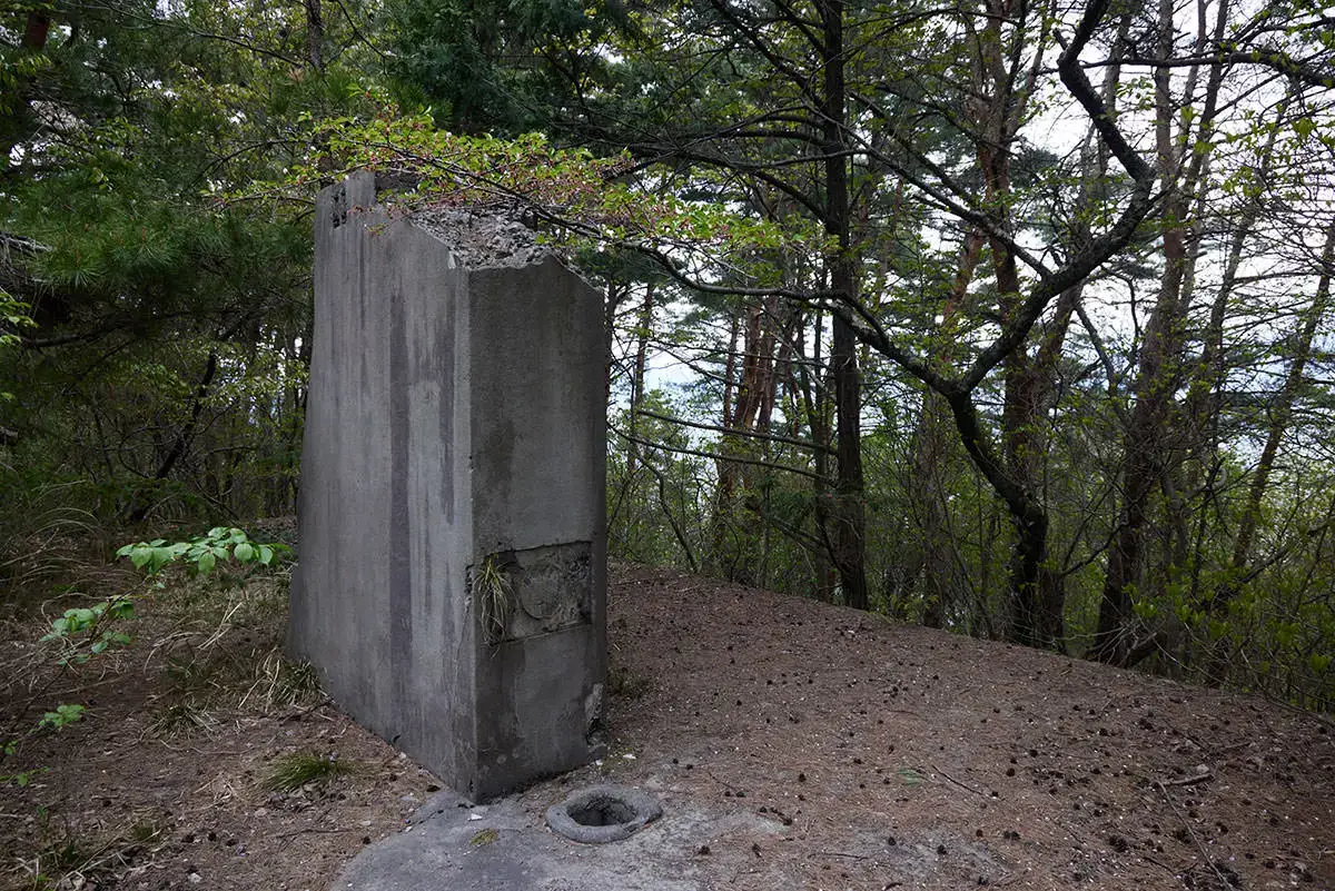 地附山登山 コンクリートの塊が残ってる