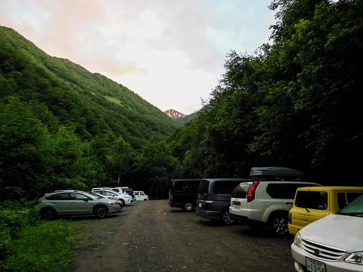 常念岳登山 常念岳-駐車場には車がいっぱい