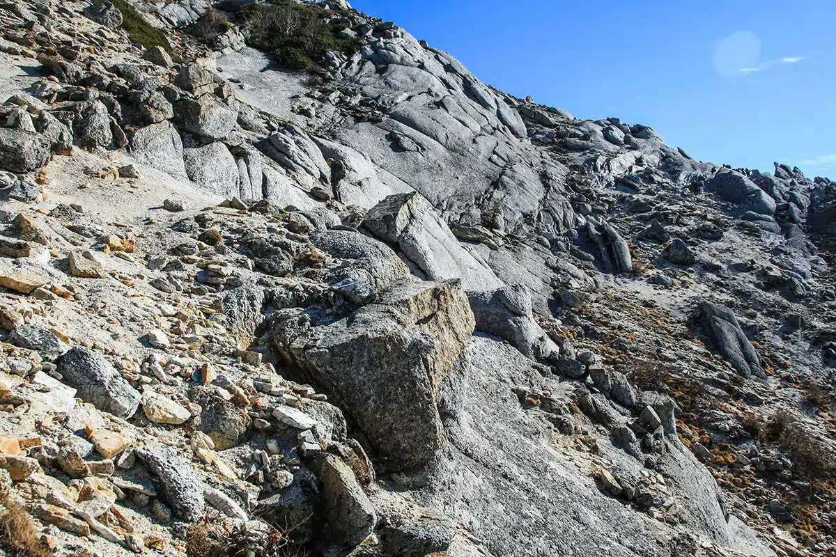 甲斐駒ヶ岳登山 甲斐駒ヶ岳-丸い石と砂のルート