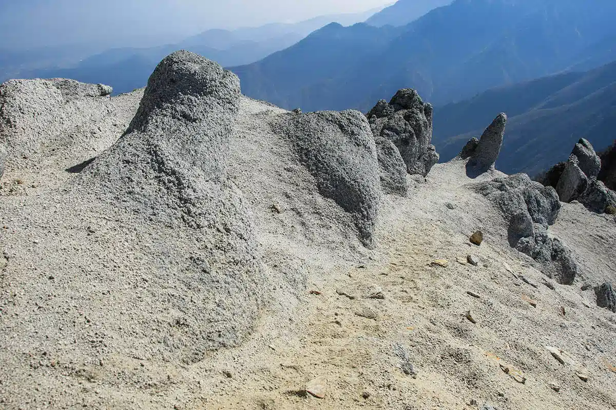 甲斐駒ヶ岳登山 甲斐駒ヶ岳-あちこちに丸い石