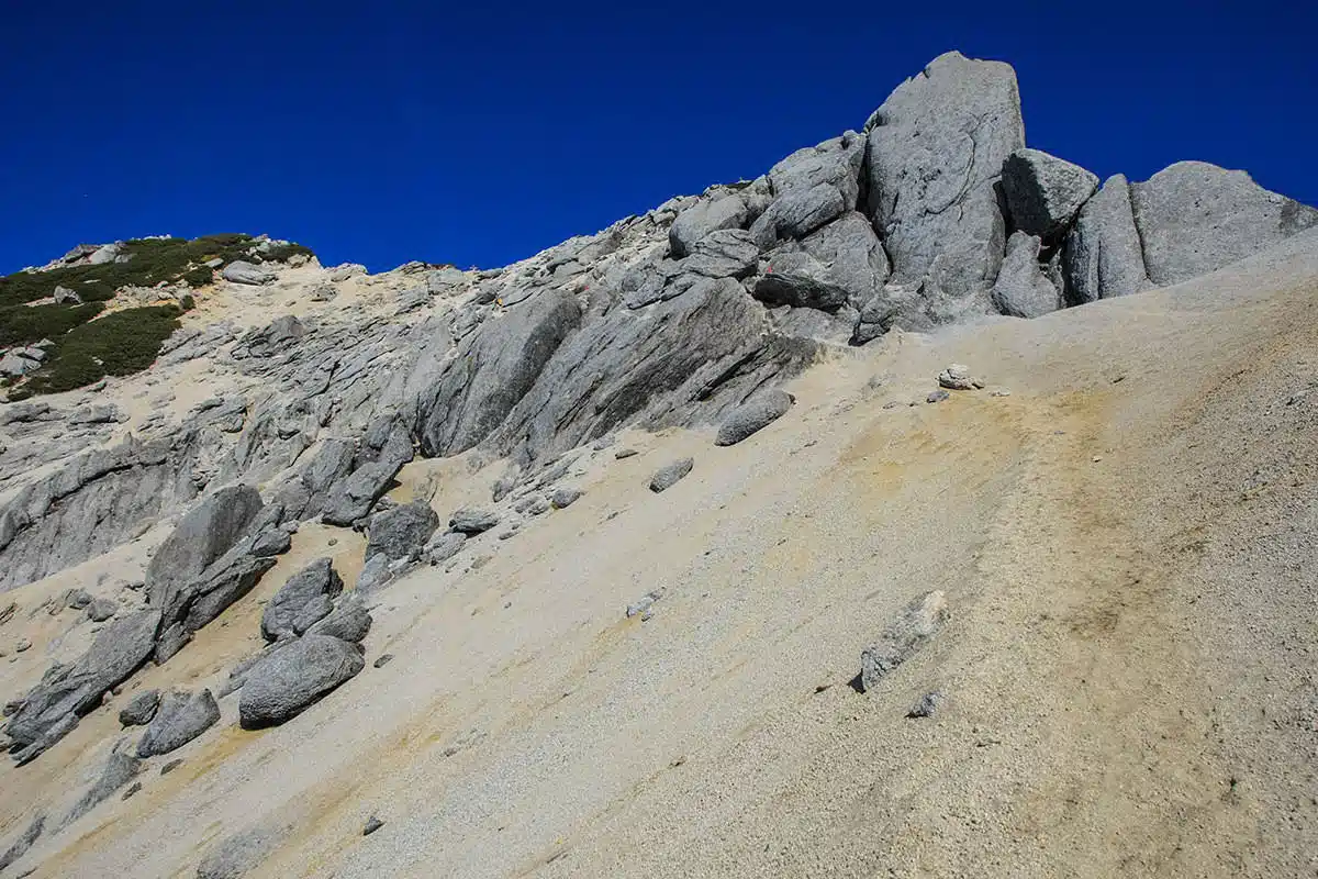 甲斐駒ヶ岳登山 甲斐駒ヶ岳-山頂まで続く砂と石