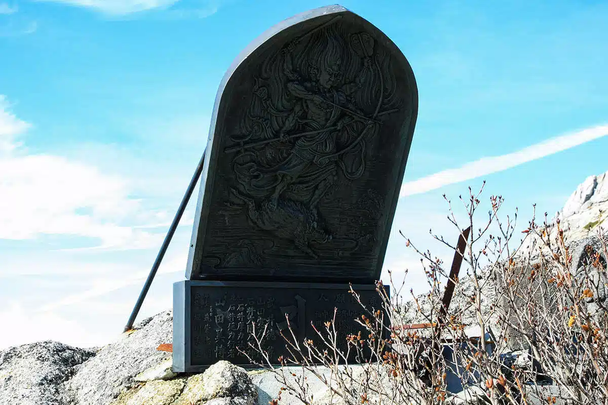 甲斐駒ヶ岳登山 甲斐駒ヶ岳-大きな石碑がひとつ