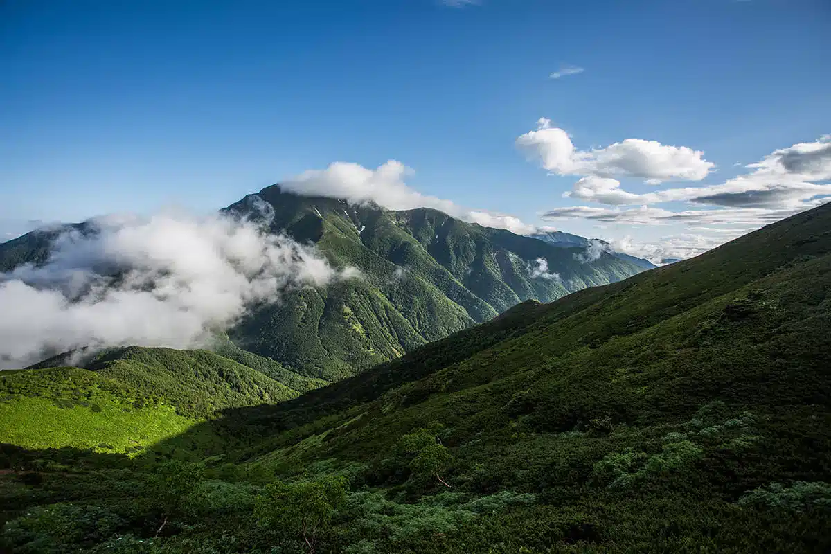 上河内岳登山 上河内岳-聖岳の雲が流れる