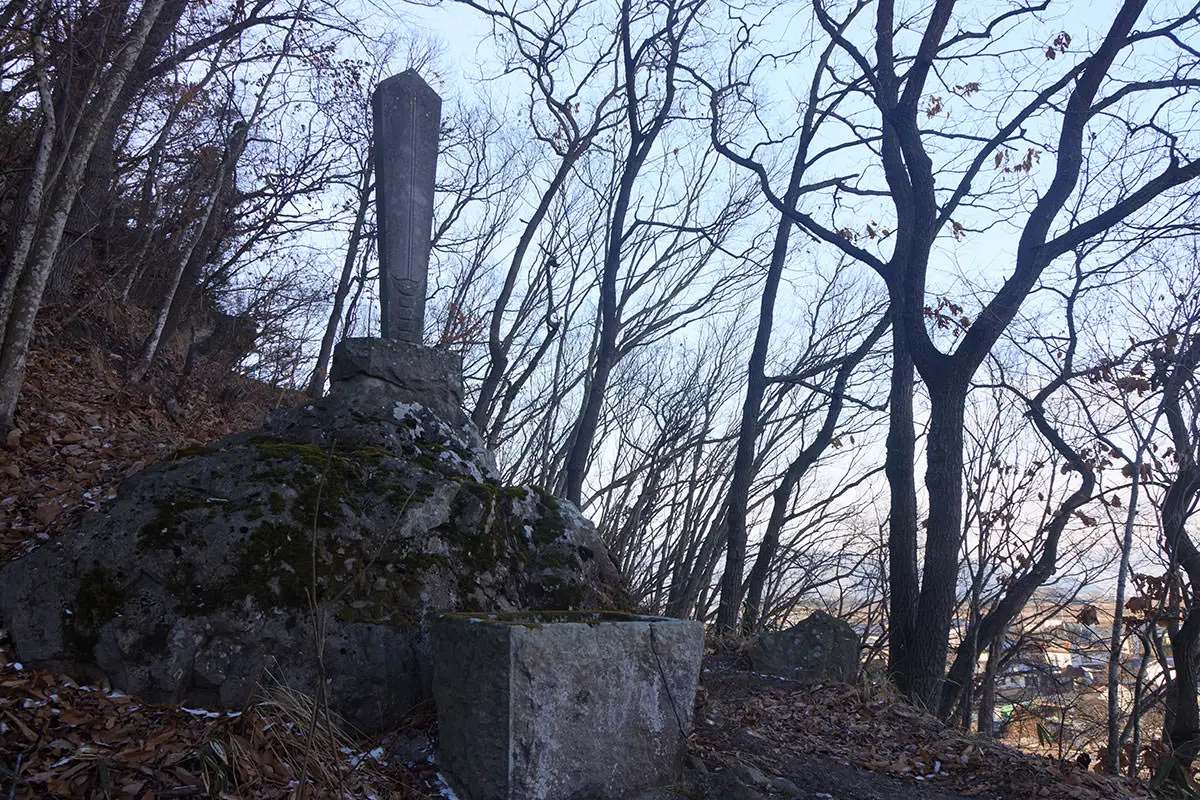 奇妙山登山 石のものが多くて、これは剣みたいな石碑