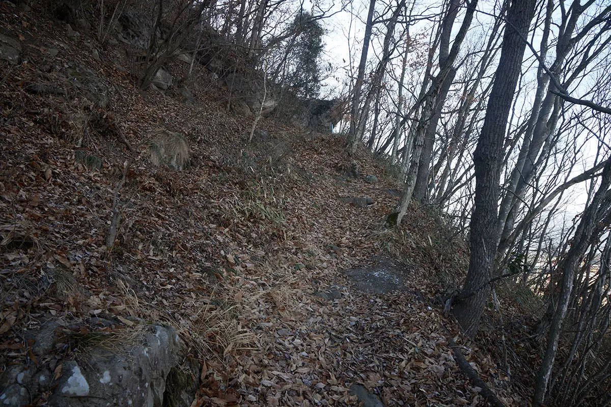 奇妙山登山 右は岩崖