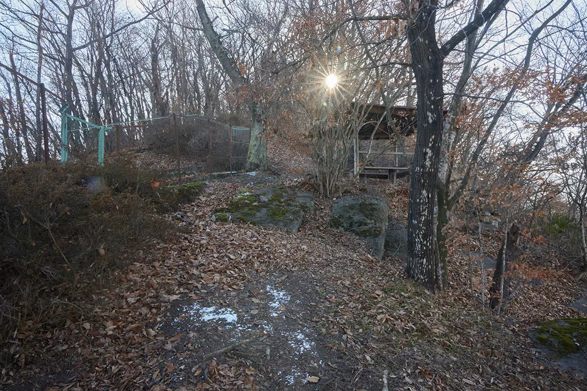 奇妙山登山 貯水池の横を過ぎる