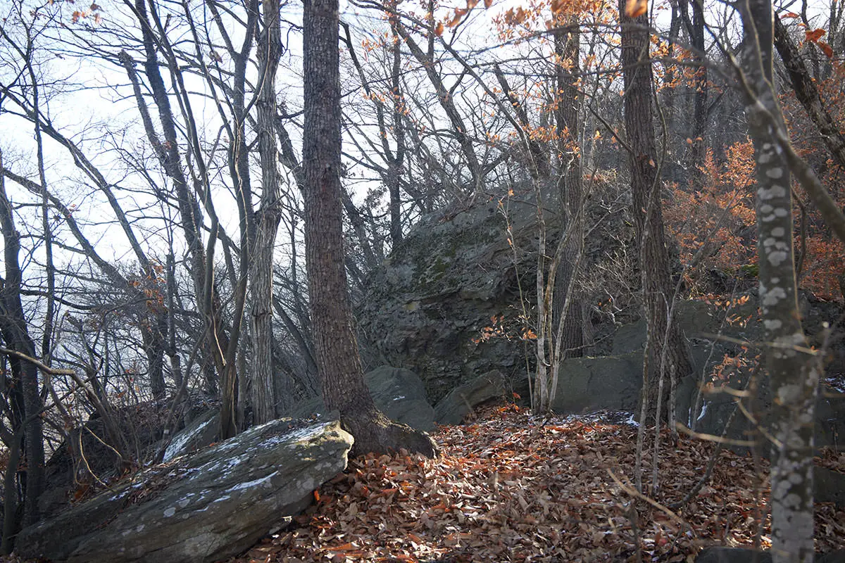奇妙山登山 巨石だらけ
