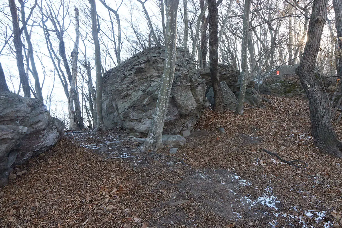 奇妙山登山 とにかく石だらけ