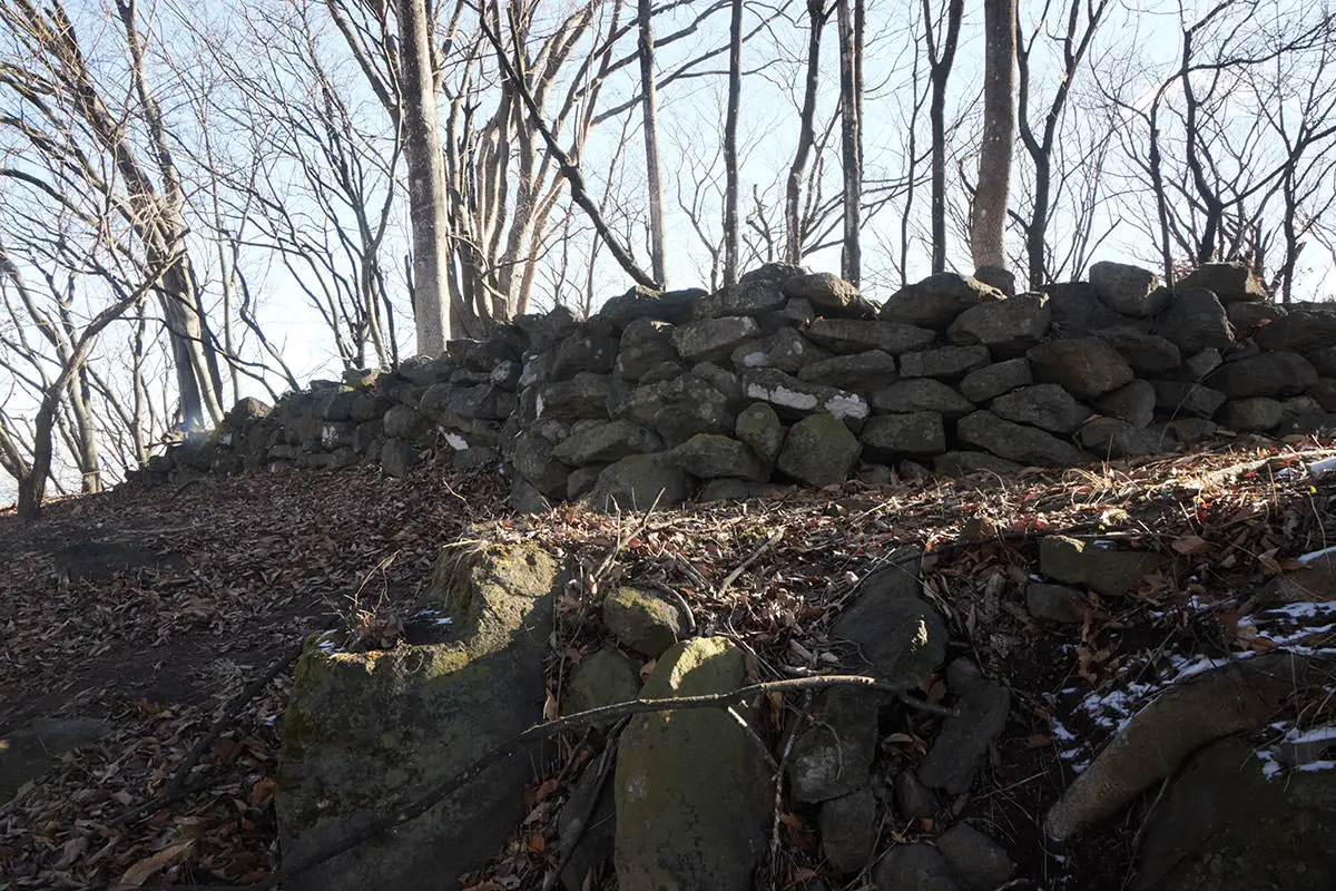 奇妙山登山 石積みが残っている