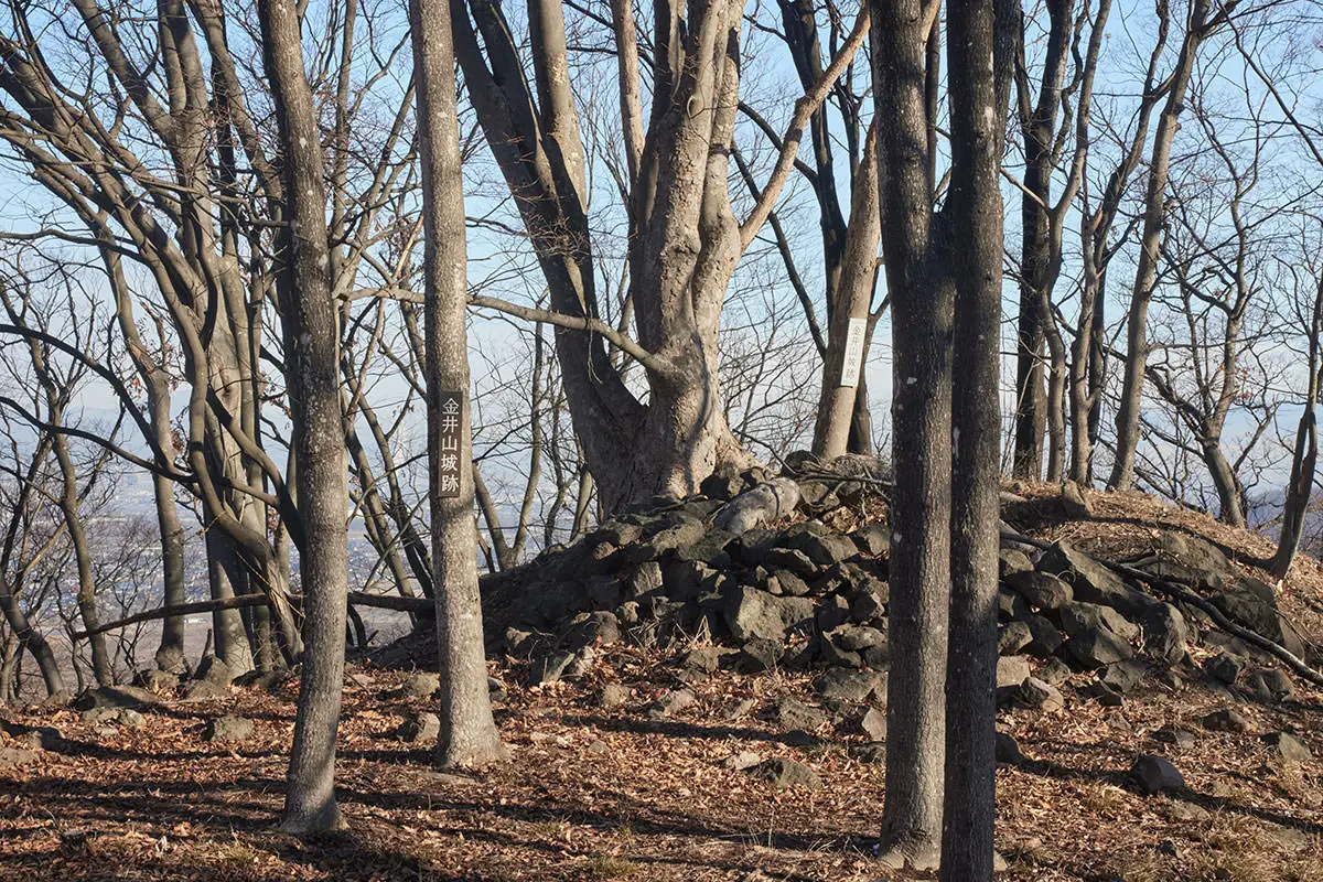 奇妙山登山 山頂の北側に意味深な石積み