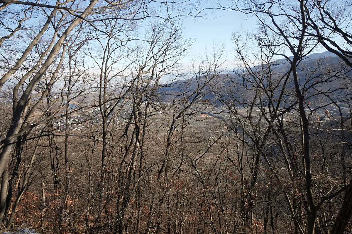 奇妙山登山 北側の眺めると畑の先に霞城址が見える