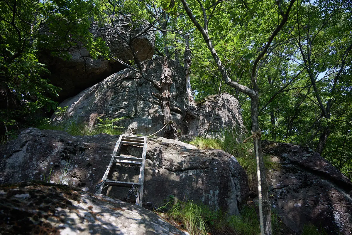 奇妙山登山 石の上を越える