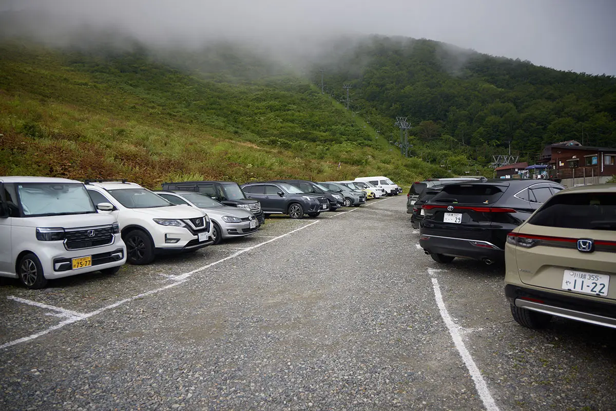唐松岳登山 天気が良くないからか満車ではなかった