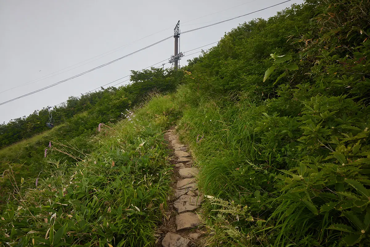 唐松岳登山 リフトを見ながら登る