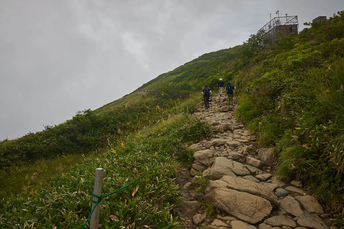 唐松岳登山 石畳はなんだか滑る