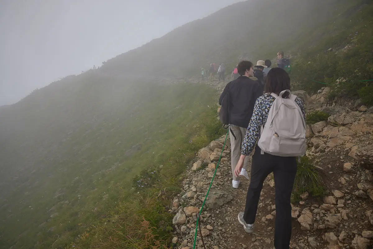 唐松岳登山 人が多いので並んでる
