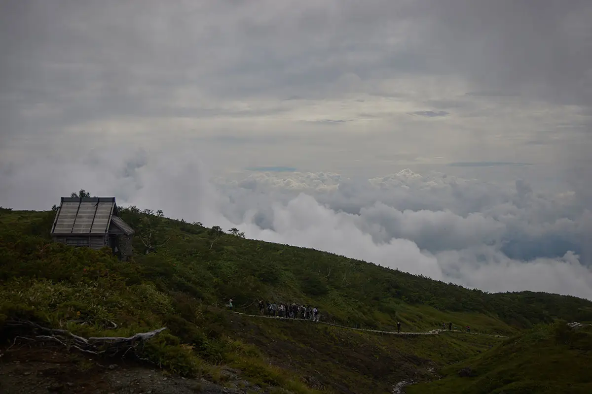 唐松岳登山 振り返ると雲がいっぱいで人もいっぱい