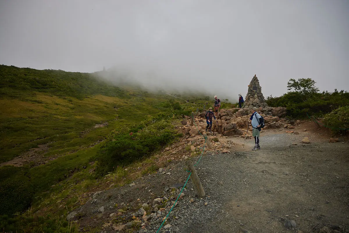 唐松岳登山 ケルンの先へ登る