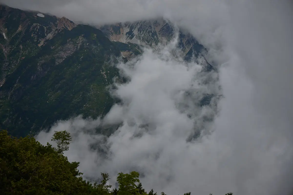 唐松岳登山 雲が下から上がってくる
