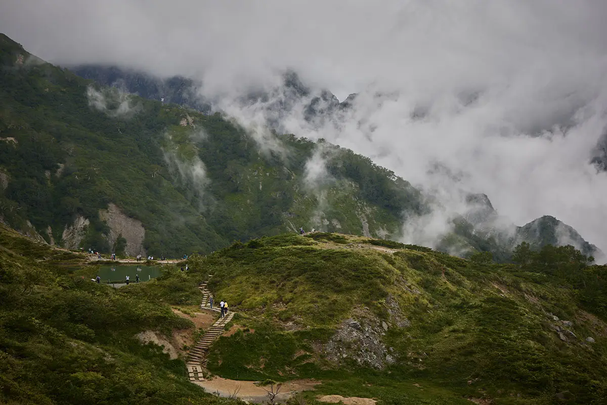 唐松岳登山 八方池が下に見えてきた
