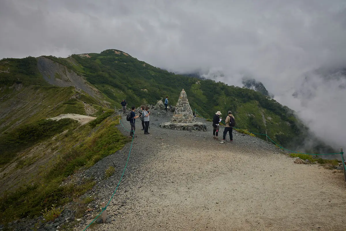 唐松岳登山 ケルンの周りにひといっぱい