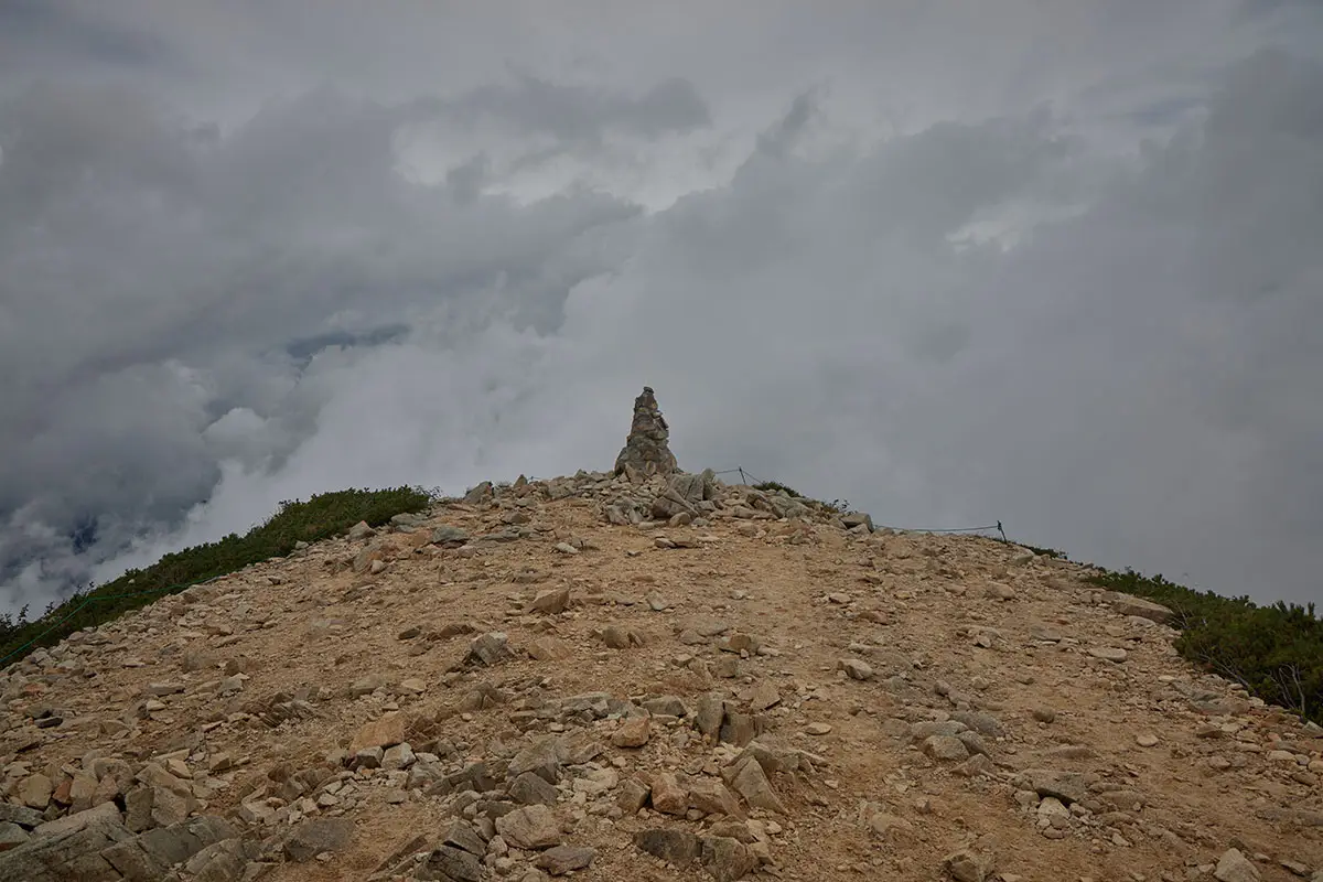 唐松岳登山 丸山ケルンについた