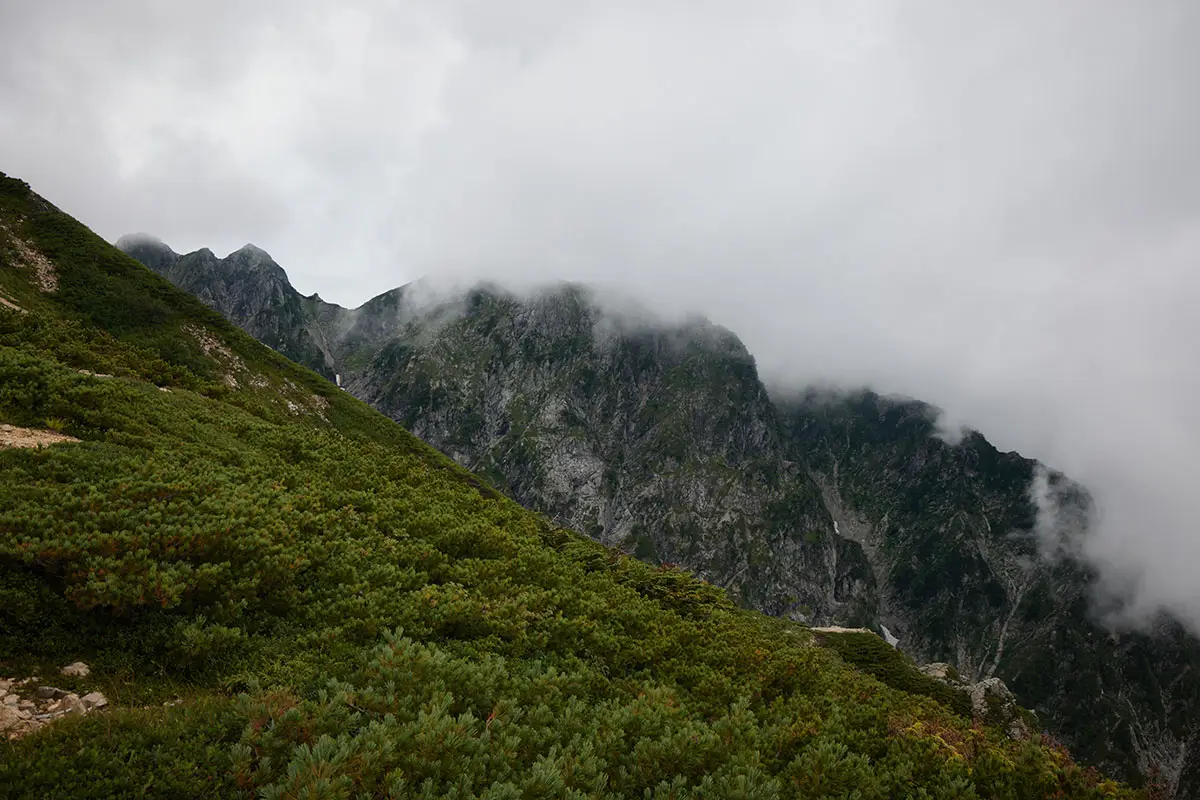 唐松岳登山 岩が荒々しい