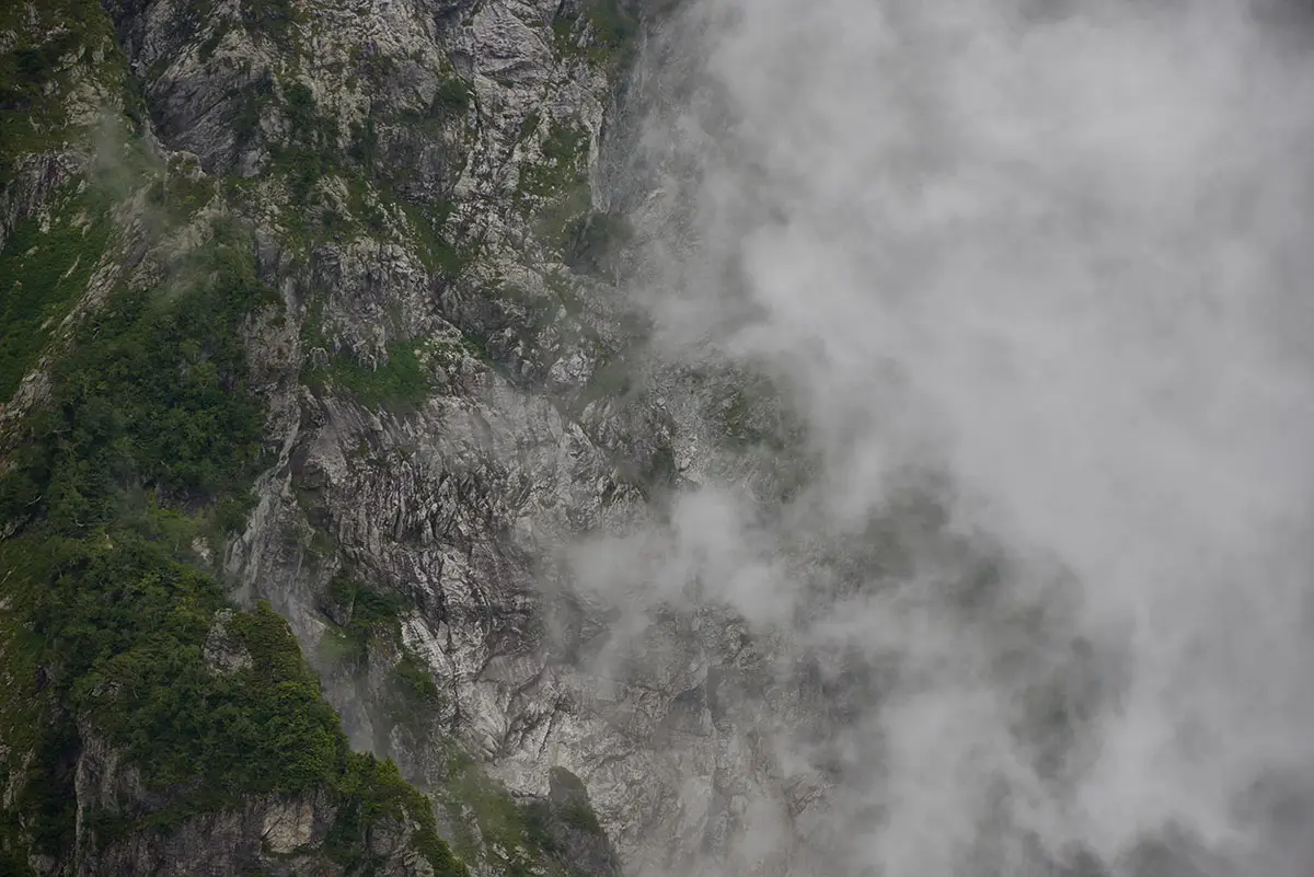 唐松岳登山 岩肌を見ていた
