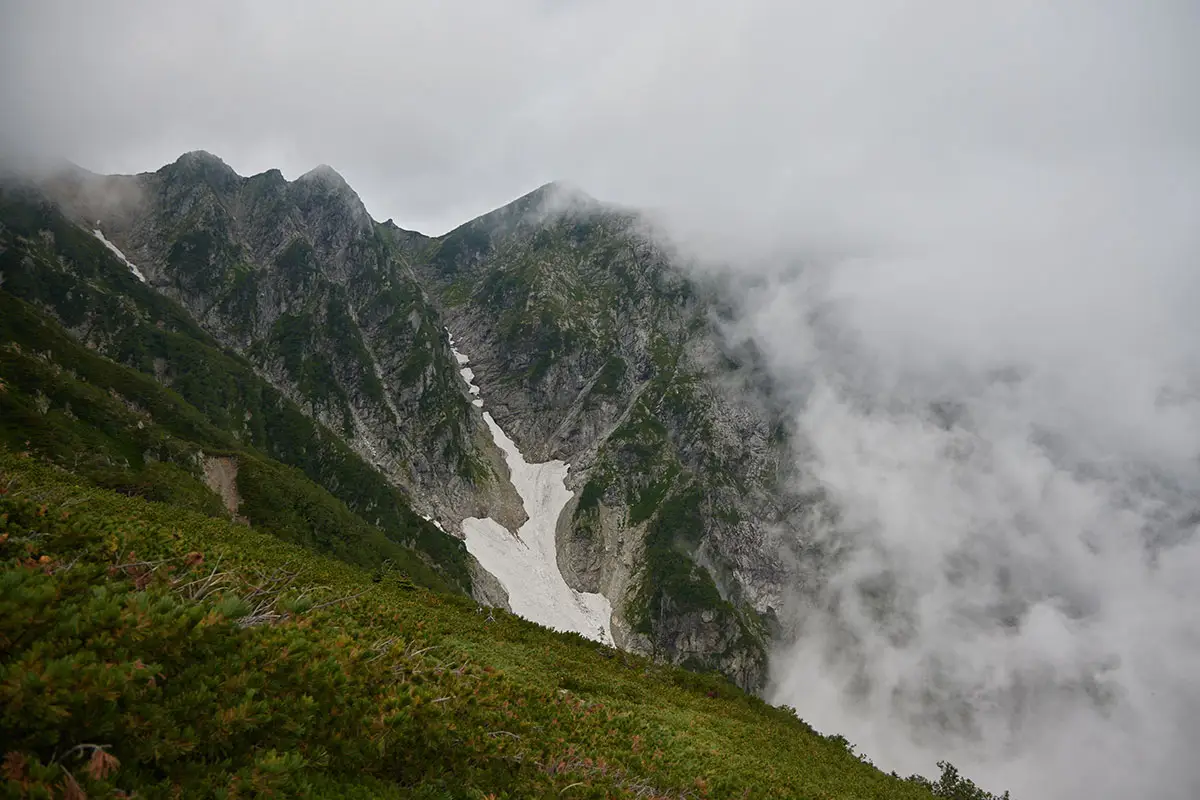 唐松岳登山 雪が残っている