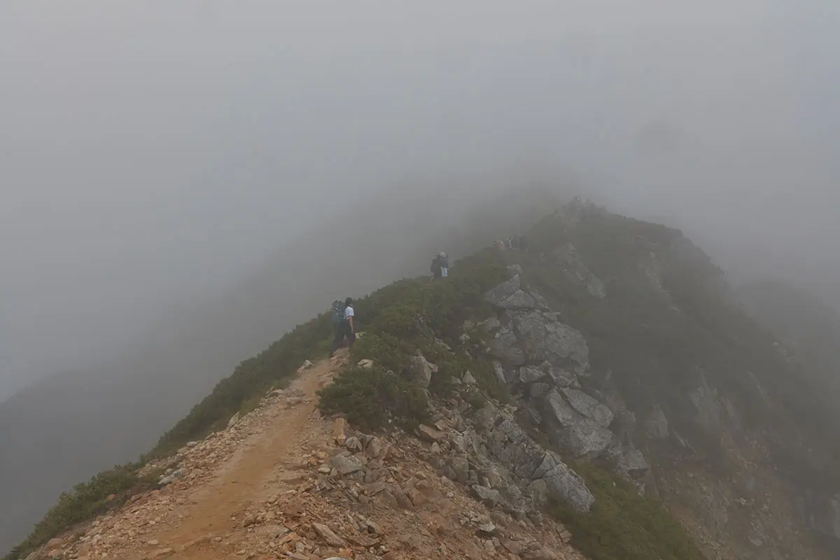唐松岳登山 細い尾根の上を歩いていく