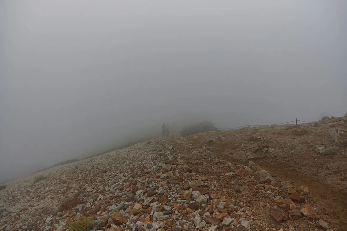 唐松岳登山 山頂へはいったん下る