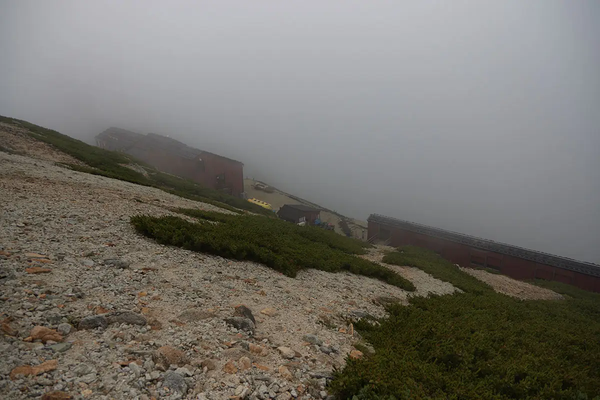 唐松岳登山 左下には唐松岳山荘