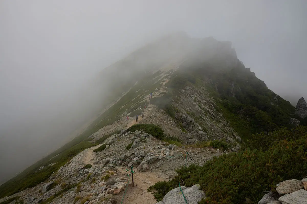 唐松岳登山 鞍部から登り返す
