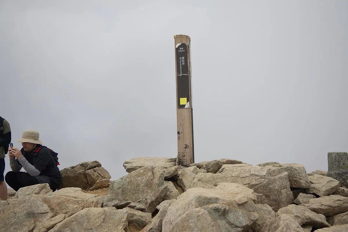 唐松岳登山 山頂のこれは人気があって次々と人が並ぶ