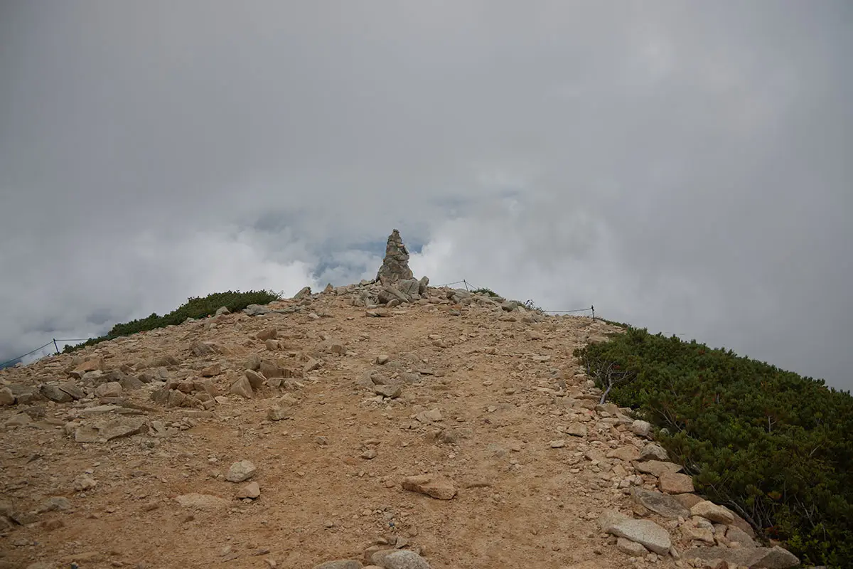 唐松岳登山 丸山ケルンまで下りてきた