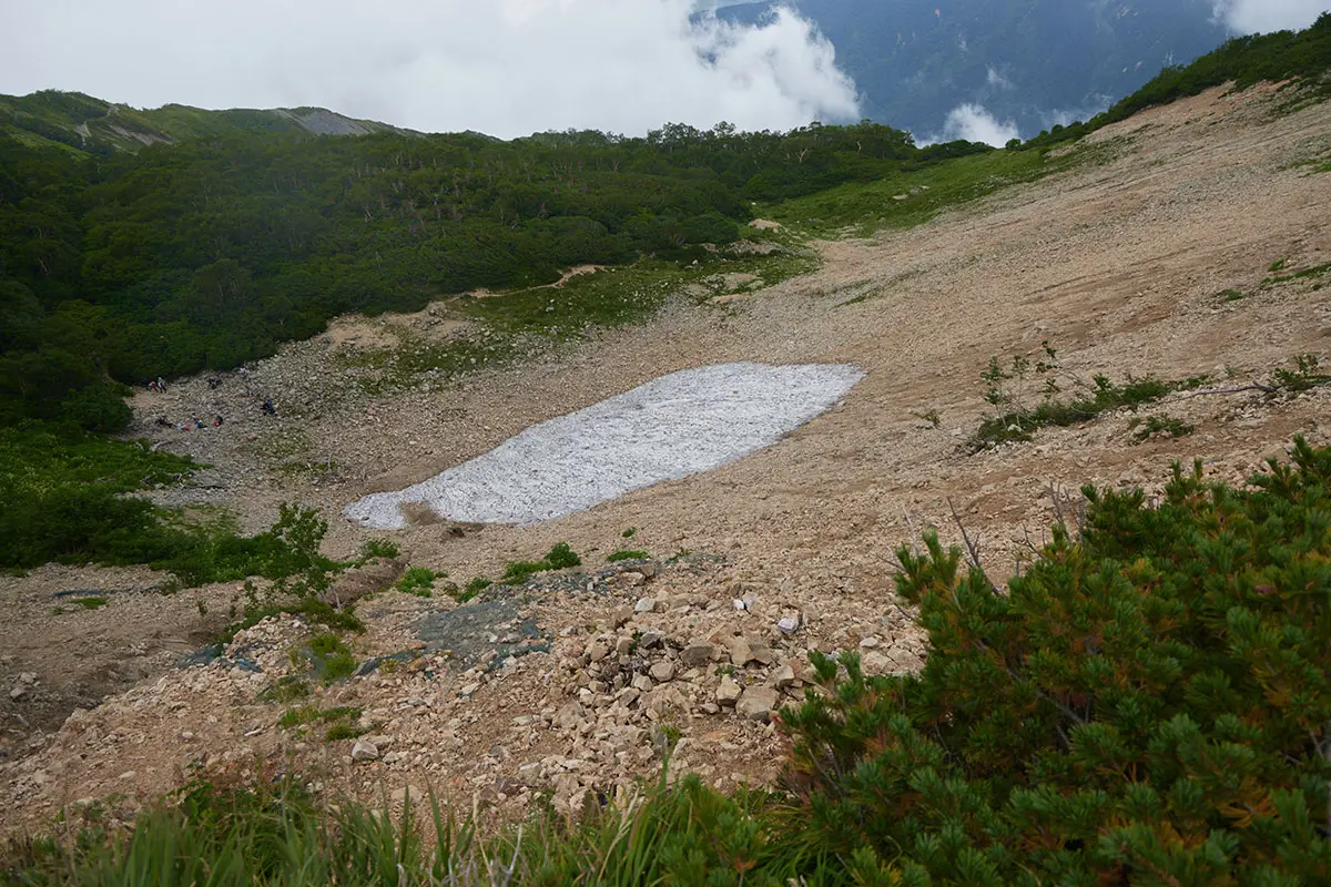 唐松岳登山 扇雪渓には人がいなくなった