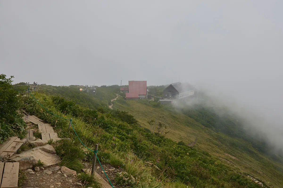唐松岳登山 八方池山荘が見えるところまで下りてきた